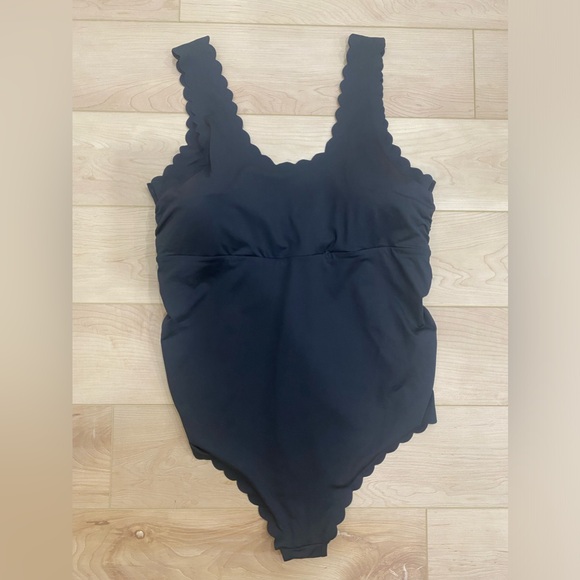 H&M Mama Padded Scalloped Swimsuit - Picture 2 of 12